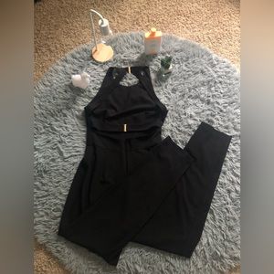 Sophisticated black romper with gold claps from Hutch in a women’s size 4 🖤🫶🏻
